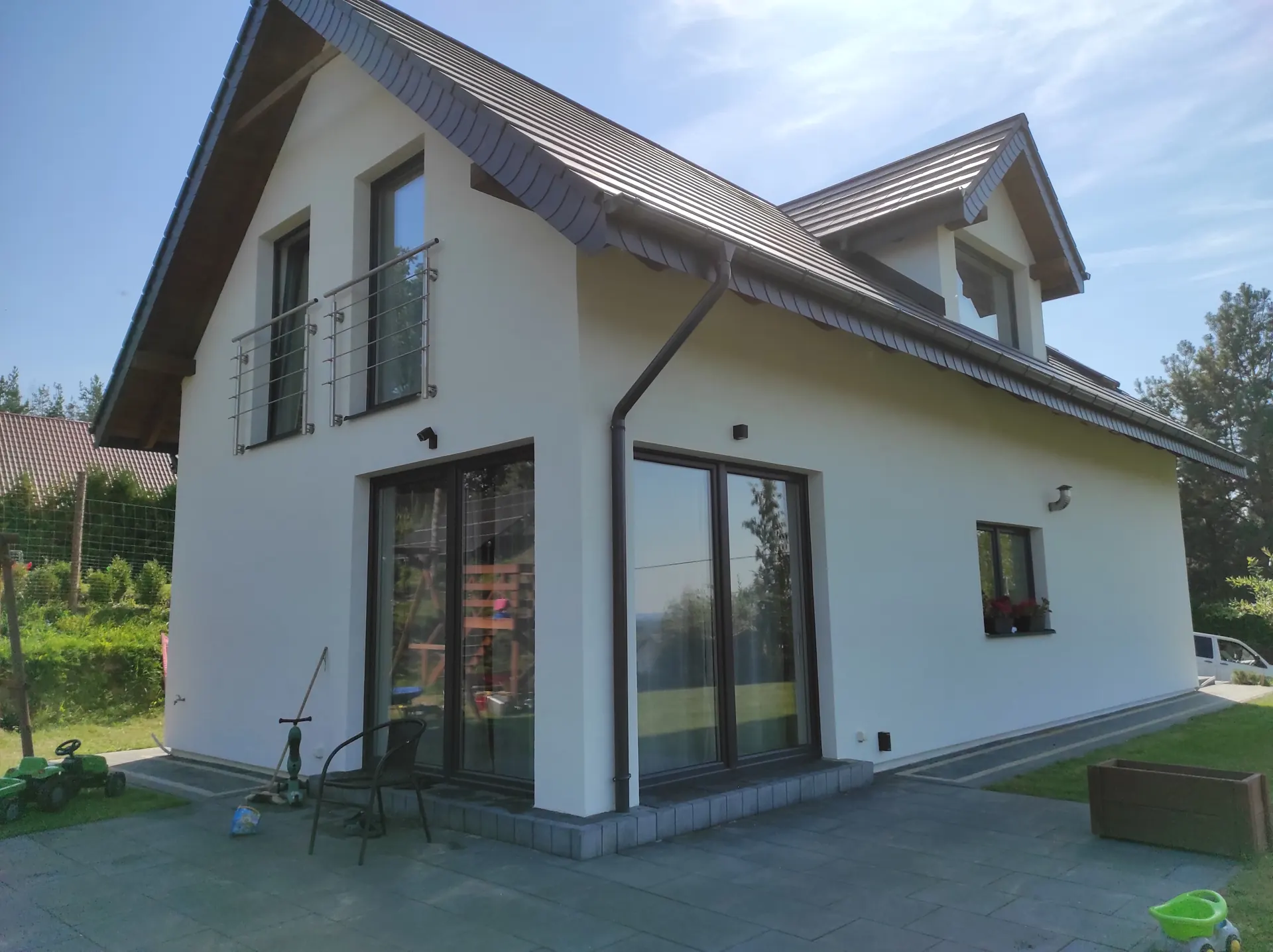 Dom z poddaszem i balkonem francuskim