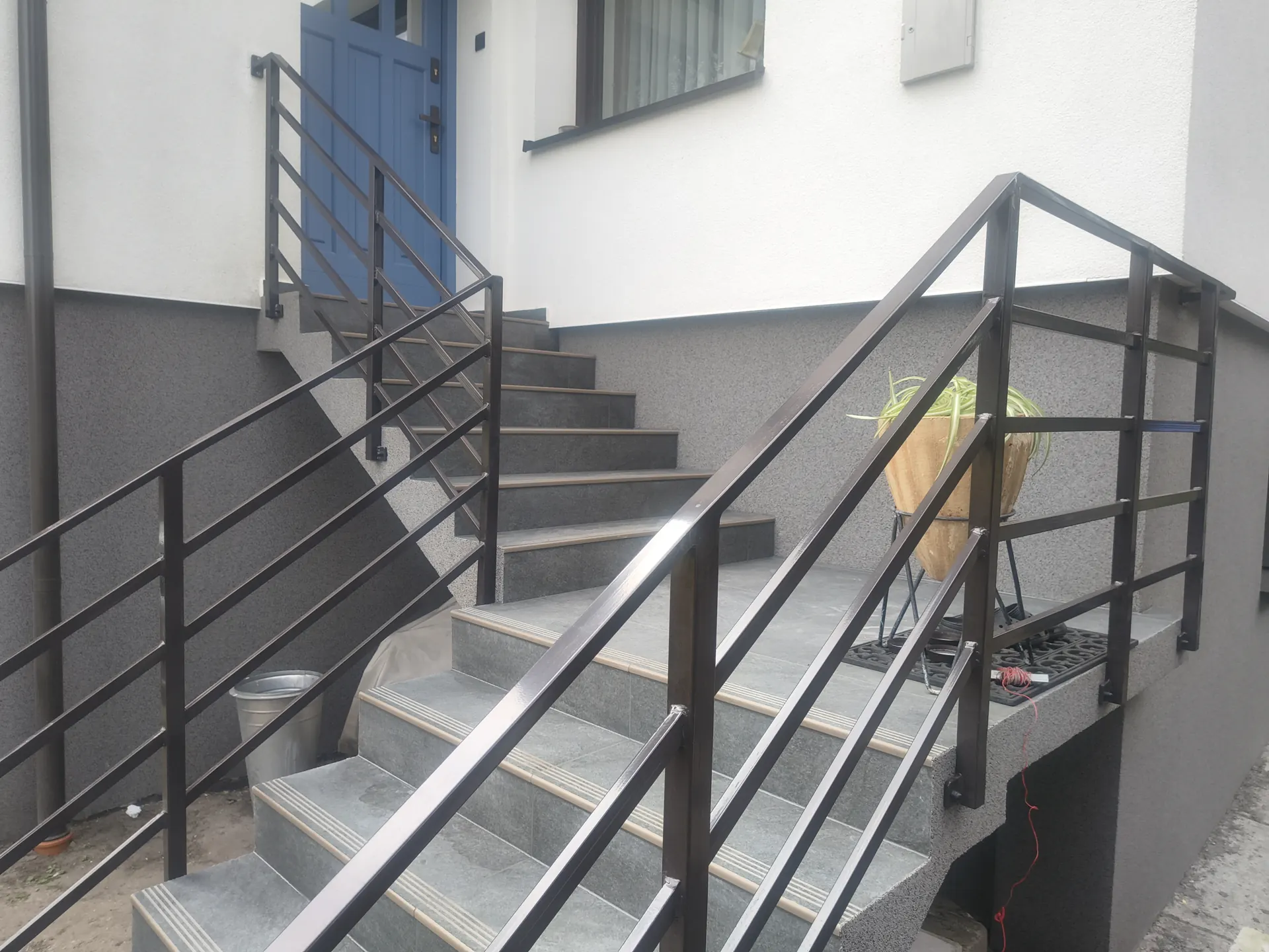 Schody zewnętrzne z nowoczesną balustradą