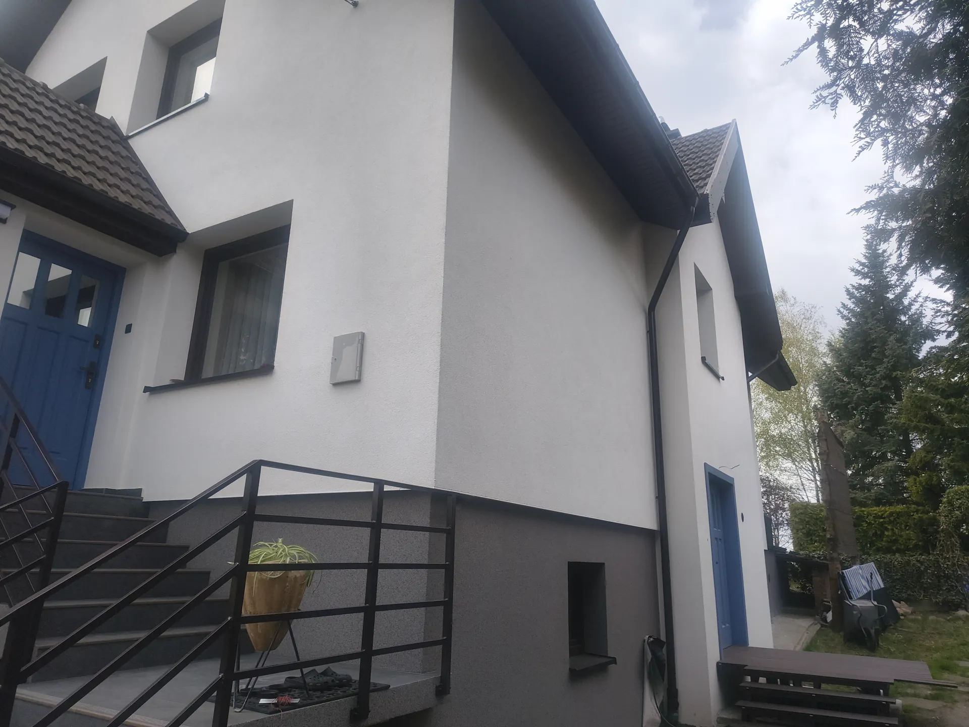 Elewacja z grafitowym cokołem i schodami
