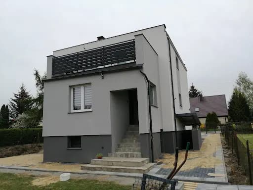 Dom piętrowy z tarasem po wykonaniu elewacji