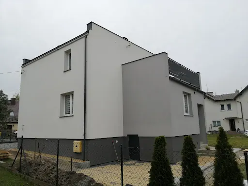 Elewacja z grafitowym cokołem