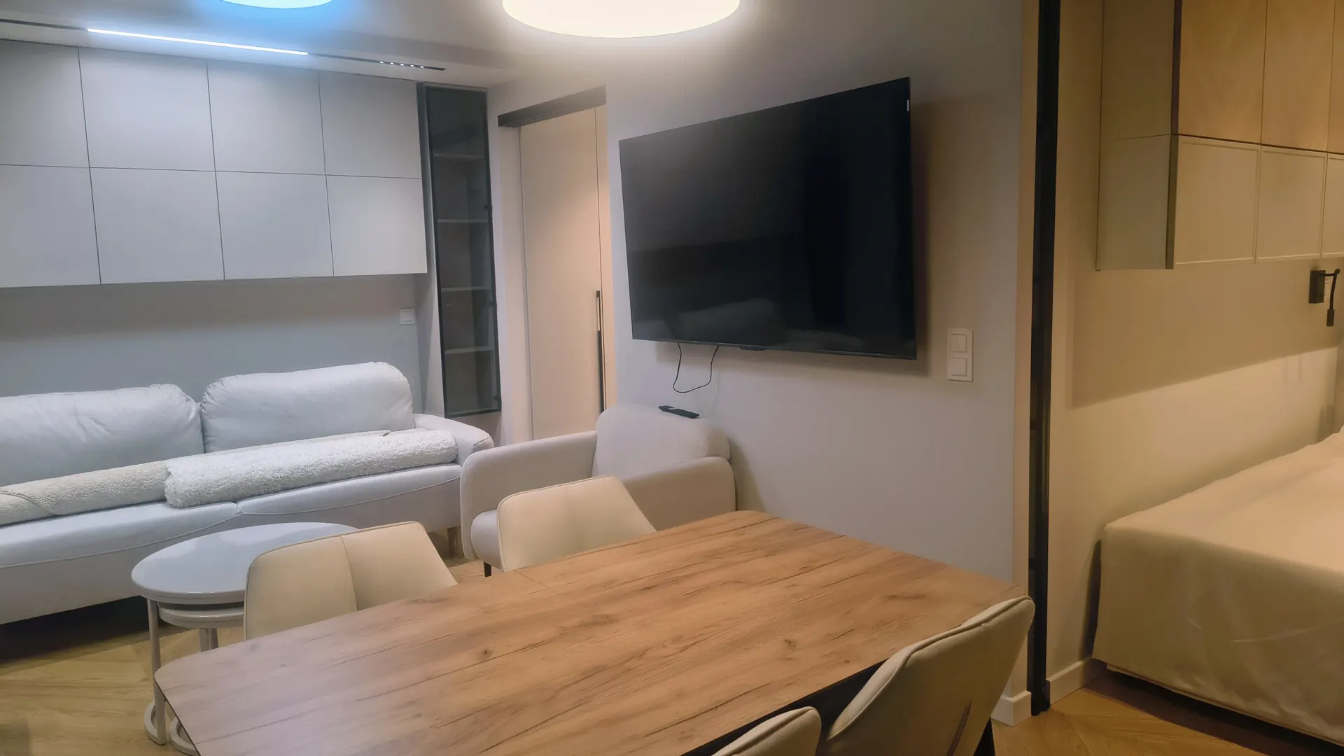 Salon z aneksem wypoczynkowym