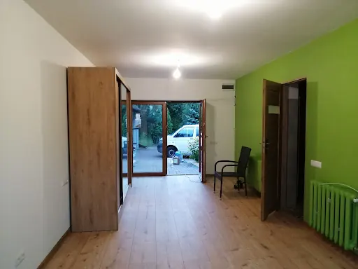 Pokój z zieloną ścianą akcentową