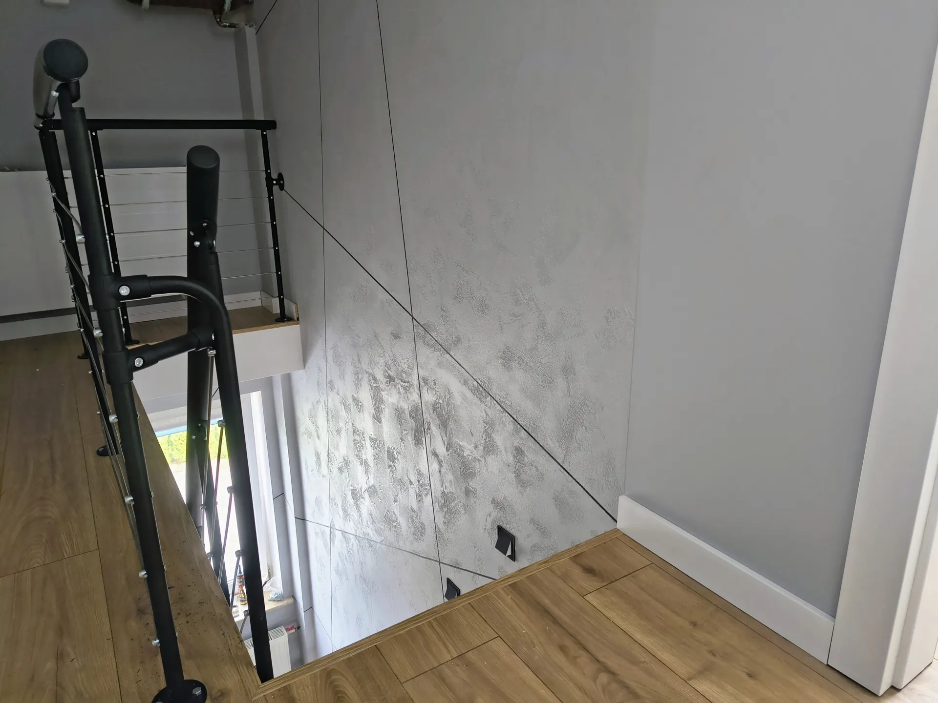 Antresola z balustradą i dekoracyjną strukturą ściany