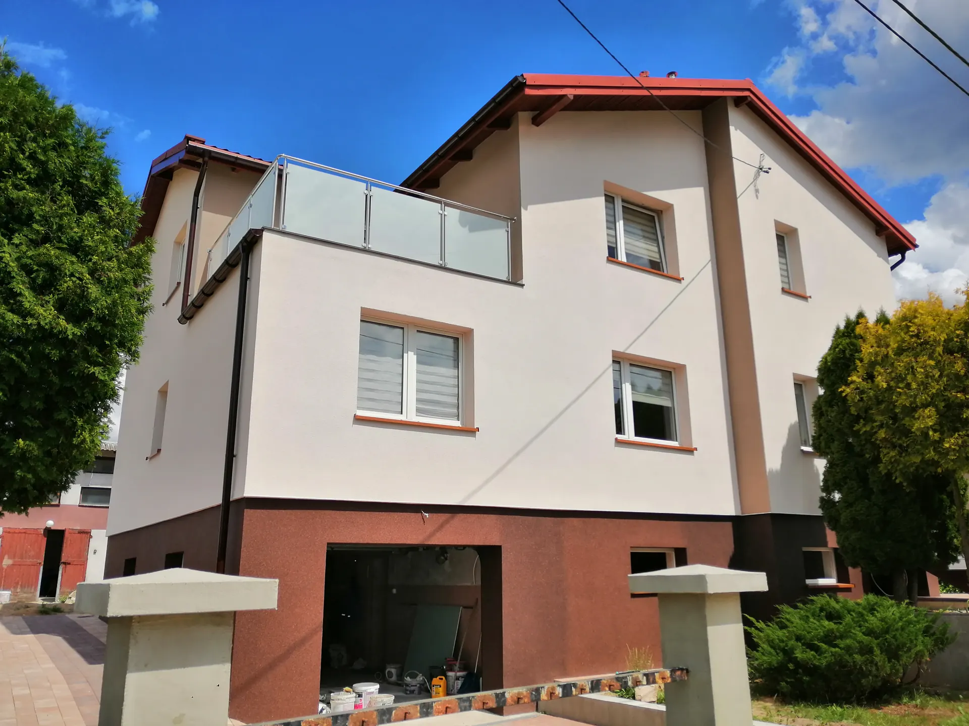 Elewacja od strony tarasu z przeszkloną balustradą