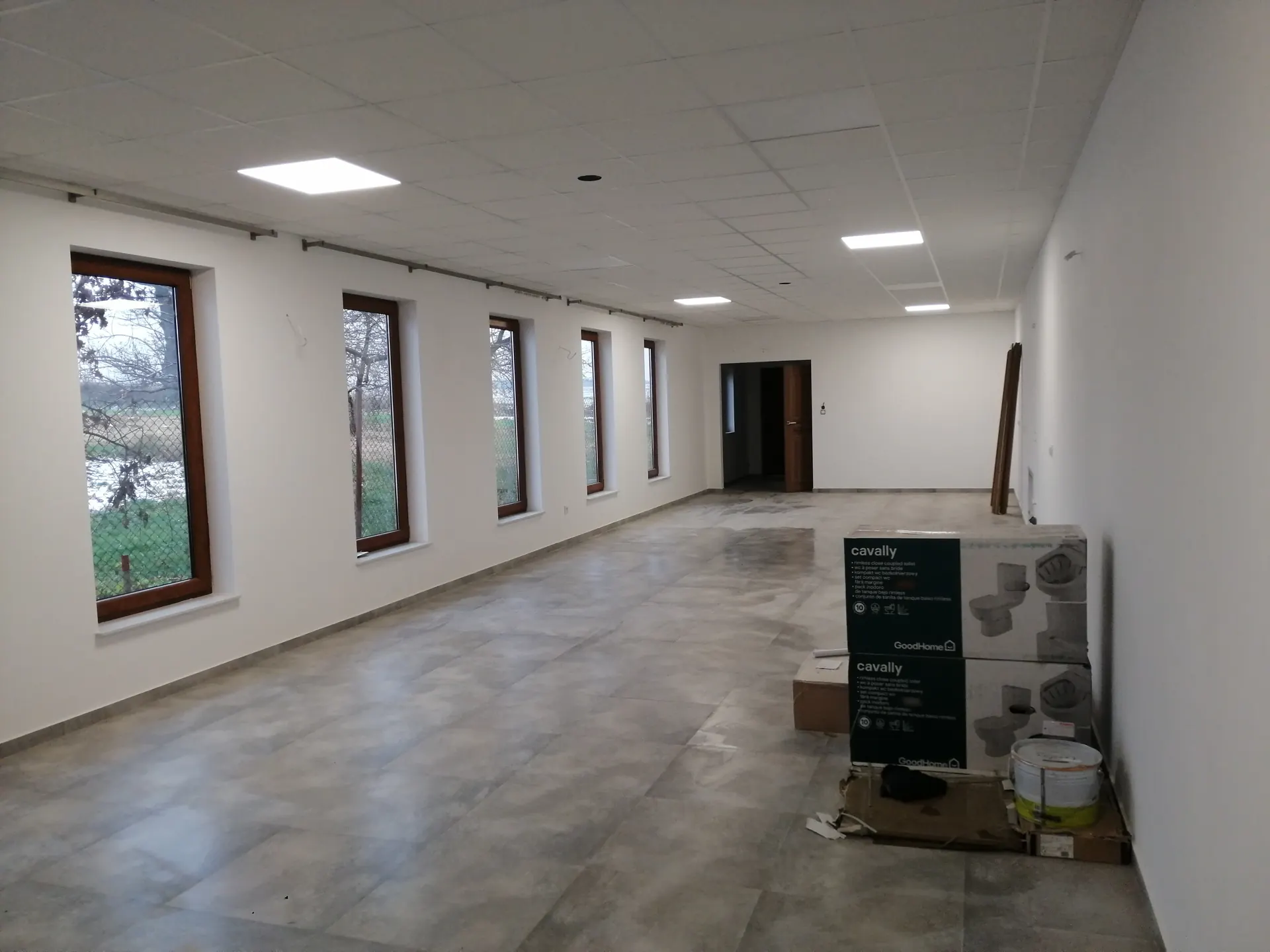 Gotowe wnętrze z rzędem okien