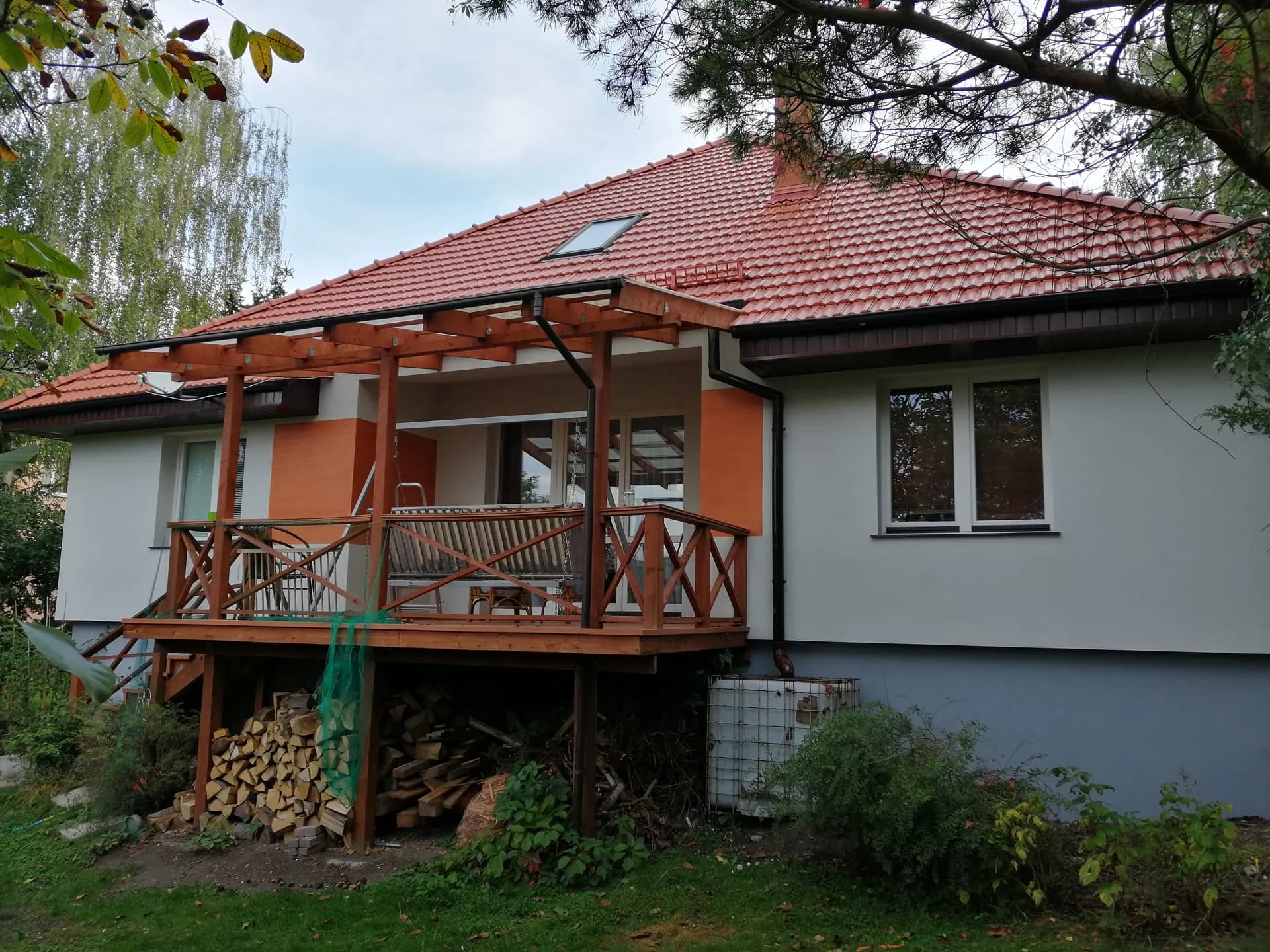 Drewniany taras z zadaszeniem