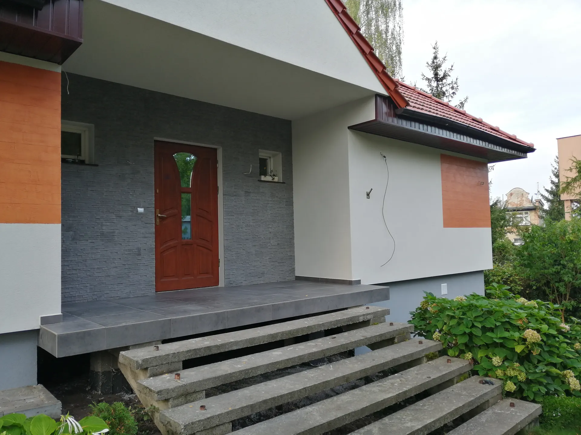 Wejście do domu po pracach elewacyjnych