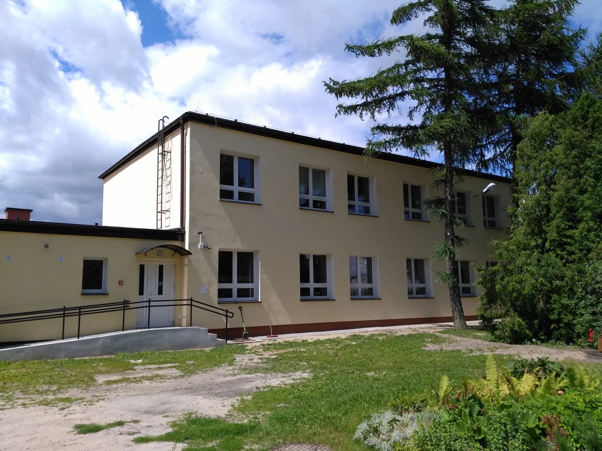 Budynek od strony ogrodu