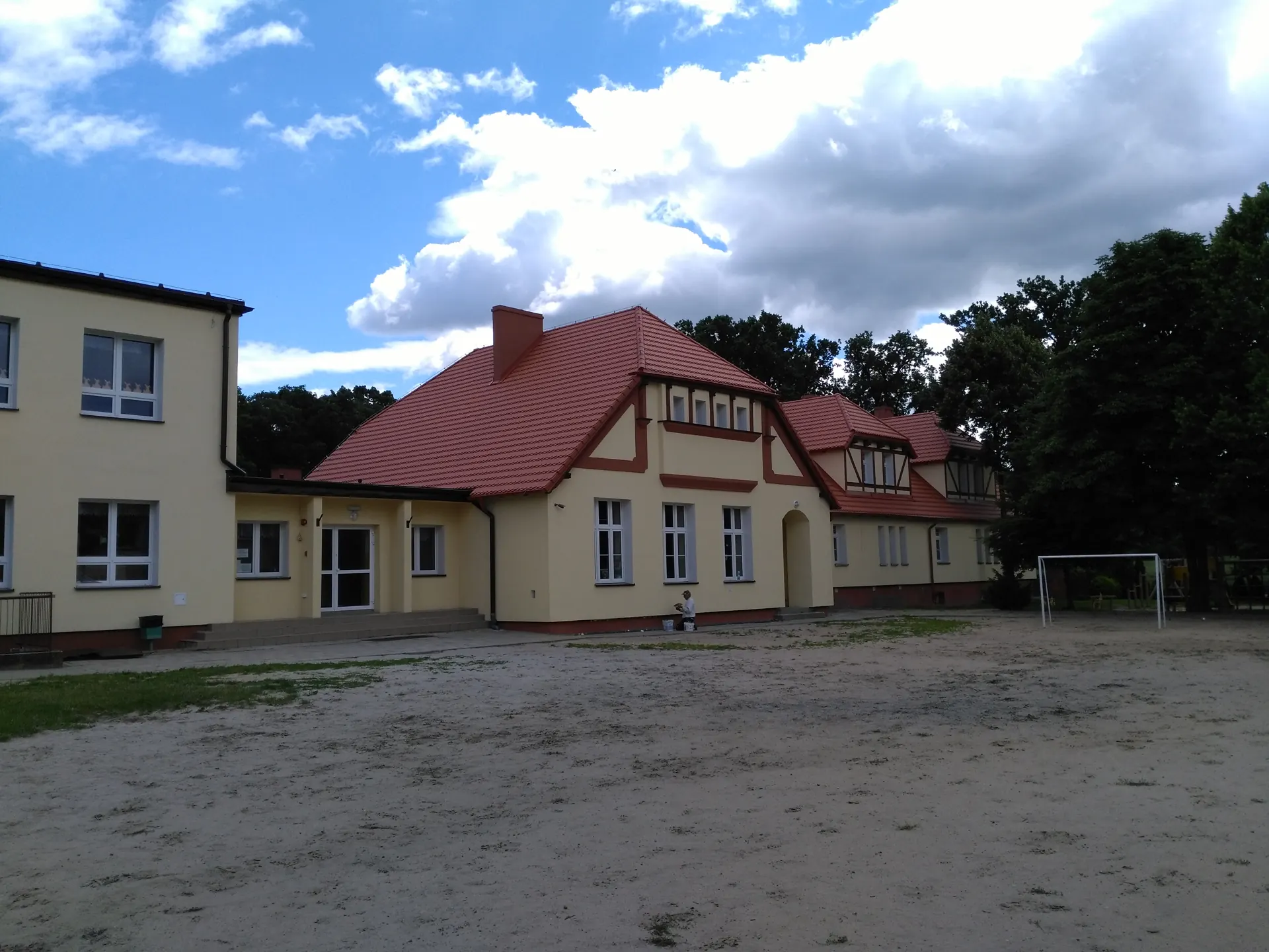 Budynek z czerwonym dachem po odnowieniu elewacji