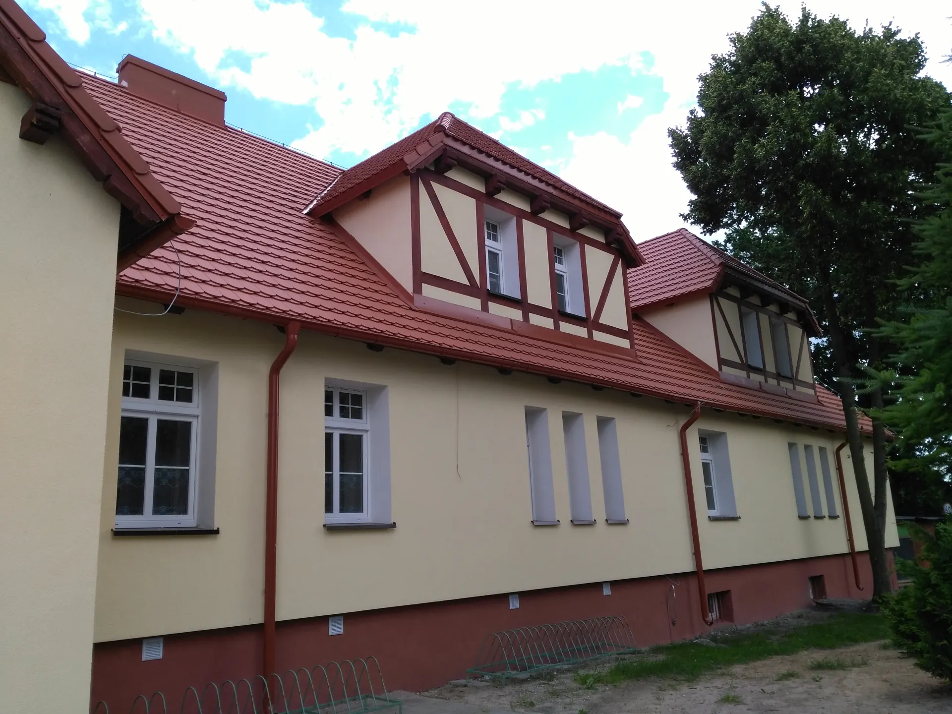 Elewacja budynku z lukarnami